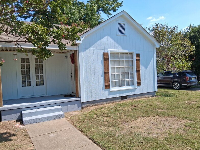 Primary Photo - 222 N Washington Ave