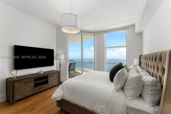 Building Photo - 16047 Collins Ave