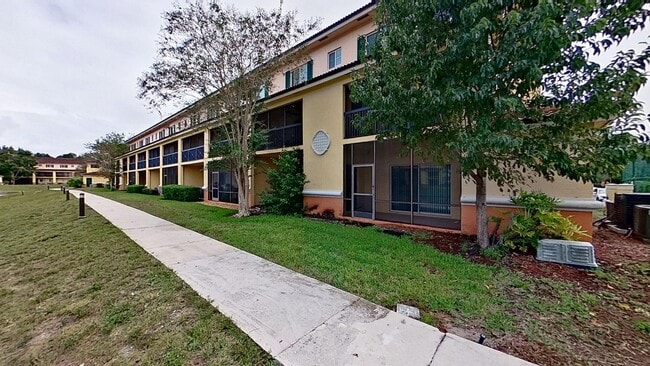 Building Photo - Beautiful Townhouse Style Apartment availa...