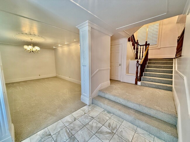 Building Photo - Distinctive and Spacious 5-BR Home in Bloomington