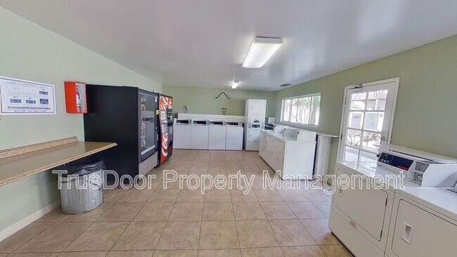 Building Photo - 533 N.Tustin Ave.