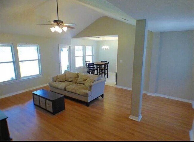 Building Photo - 2765 Rue Pickney