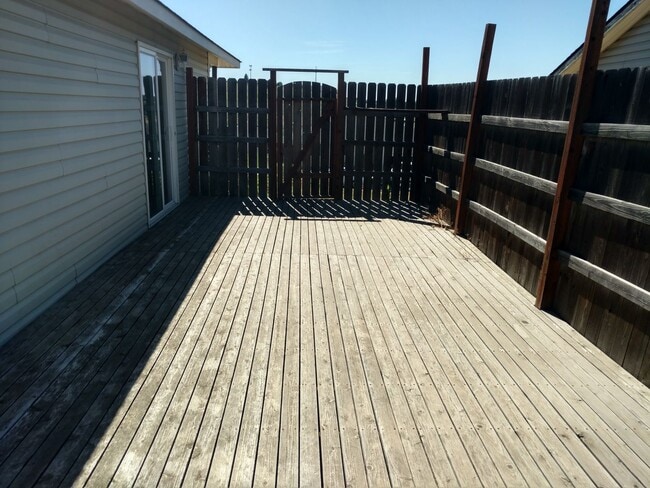 Building Photo - 3 Bedroom 2 Bath with 2 car garage