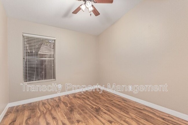Building Photo - 1028 E Orchid Ln