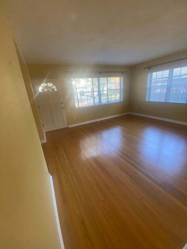 Building Photo - 612 Stetson St