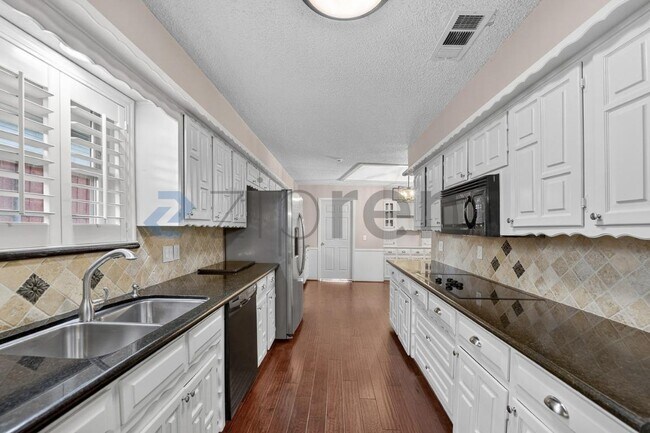 Building Photo - 2501 Bluffton Dr