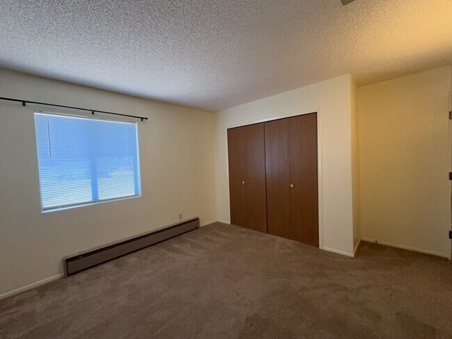 Building Photo - Large 2 bedroom 1.5 bath - Available Now!