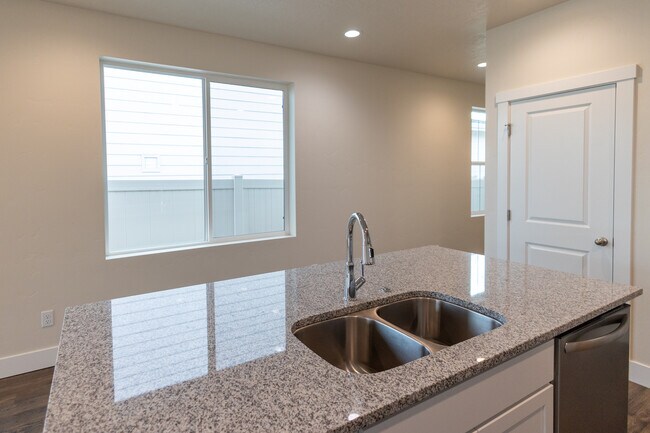 Building Photo - 5558 W Aralia Dr