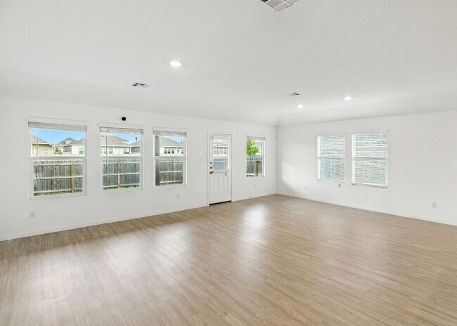 Building Photo - Beautiful 4 Bed, 3 Bath Home - Spacious & ...