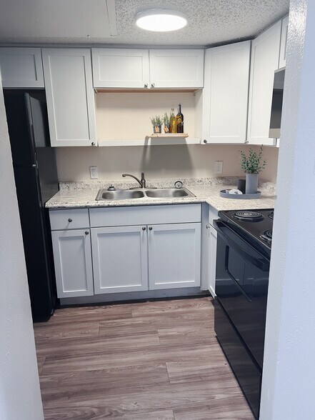 Building Photo - Oakcrest Apartments