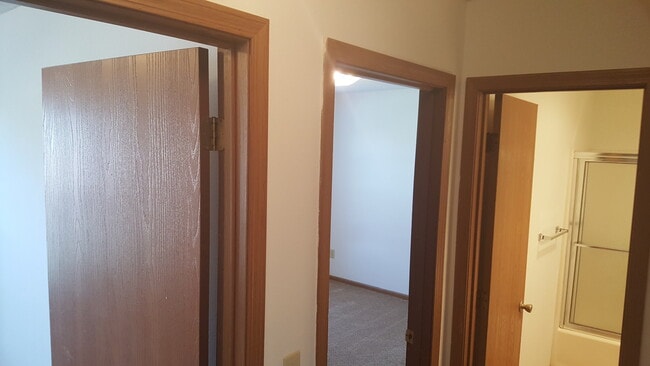 Building Photo - Great 3 Bed 2 Bath Duplex w/ attached 2 car garage!