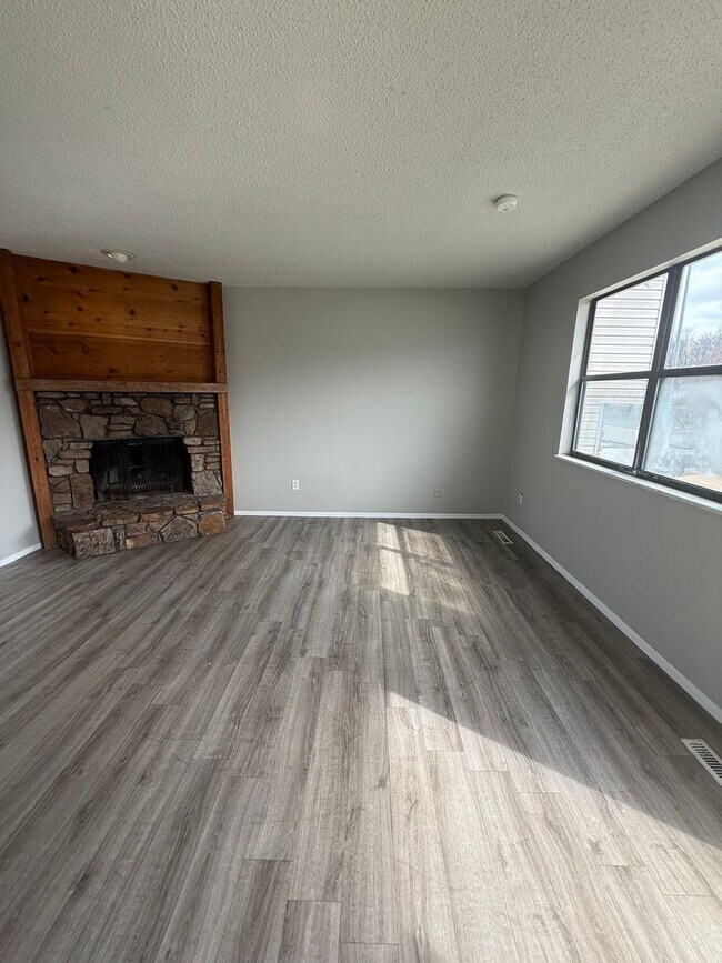 Building Photo - Spacious 2 bedroom 1 bathroom duplex in a great location!