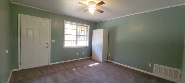 Building Photo - Beautiful 4 bedroom/1 bath home fully reha...