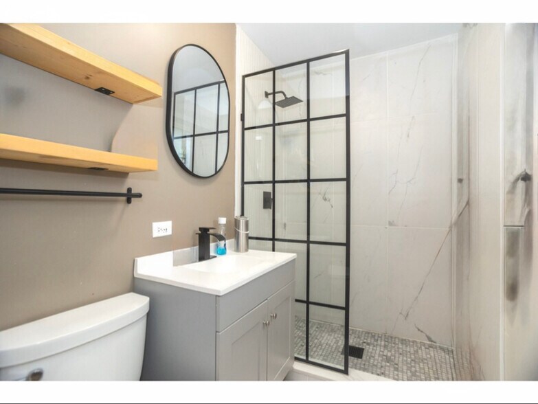 Building Photo - 726 Lawler Ave