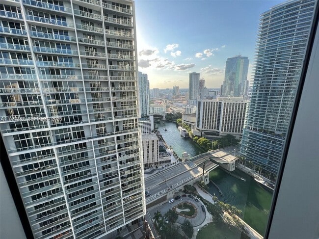 Building Photo - 475 Brickell Ave