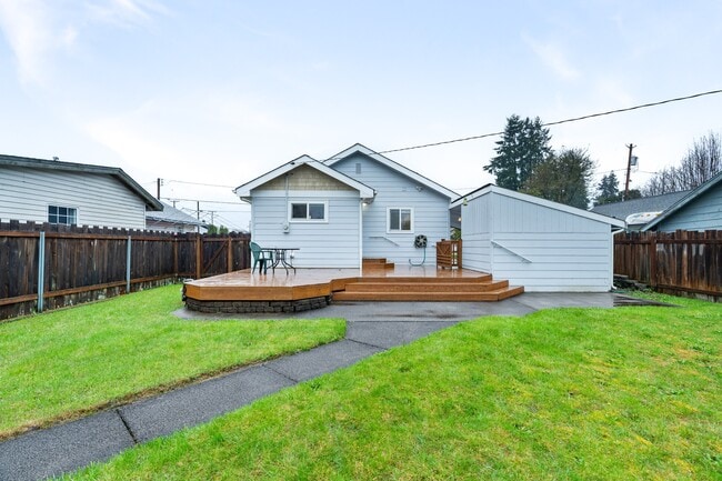 Building Photo - 208 S Chehalis St