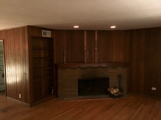 Building Photo - 2720 Deerfield Rd