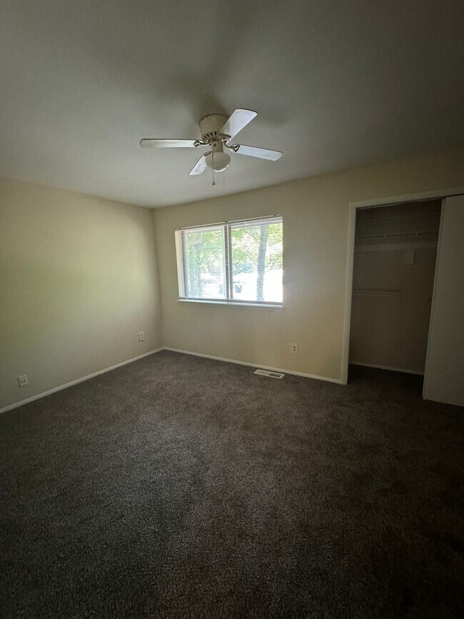 Building Photo - 2BR/1.5BA Townhome Style Apartment