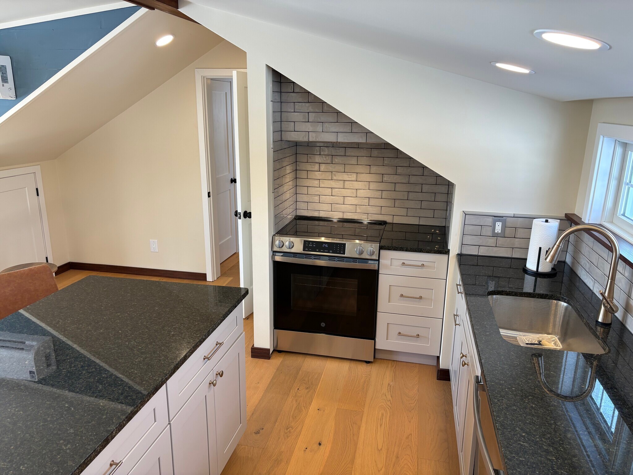 Building Photo - 1630 Round House Rd