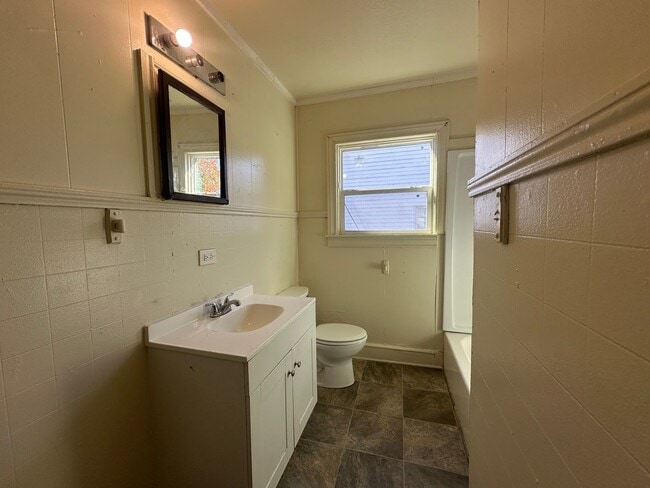 Building Photo - 4008 Beverly Dr