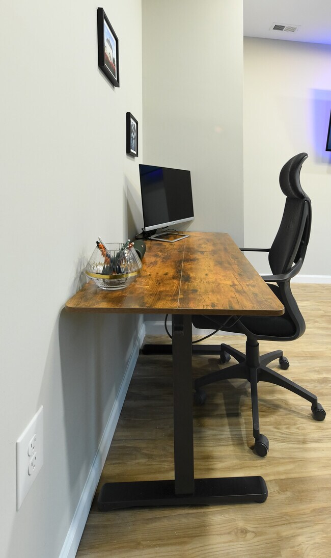 Building Photo - 3022 Auchentoroly Ter