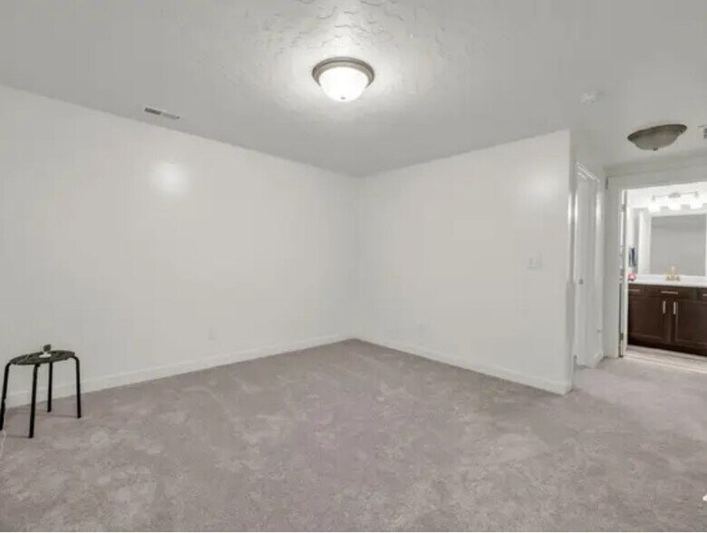 Building Photo - 4536 E Hurstbourne Dr