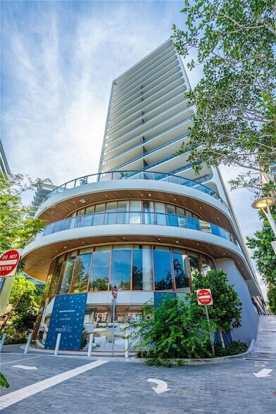 Building Photo - 2655 S Bayshore Dr