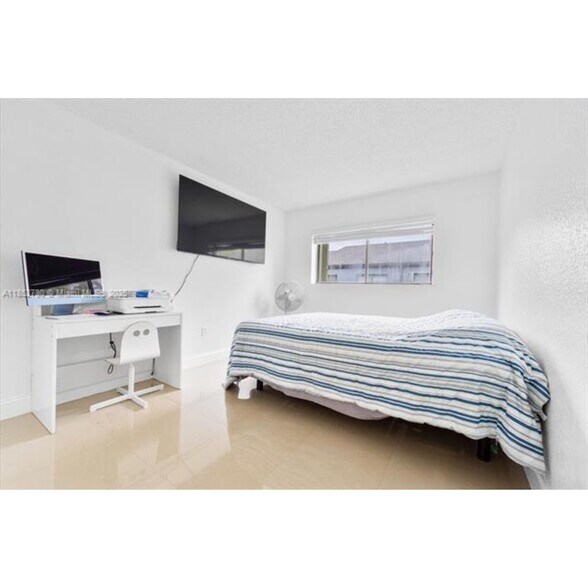 Building Photo - 7419 SW 152nd Ave