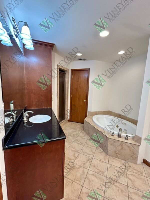 Building Photo - 115 Nesbit Ferry Pl