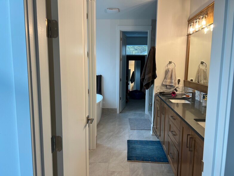 Master bath - 2289 NW Skyline Ranch Rd