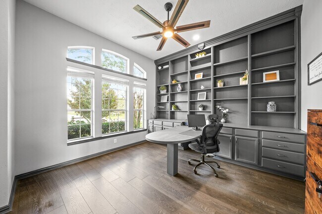 Building Photo - 4703 Oxbow Cir W