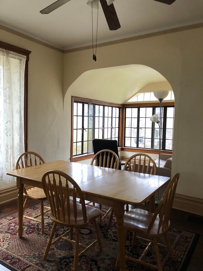 Building Photo - 824 Davis St