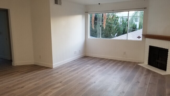 Building Photo - 6525 Woodley Ave