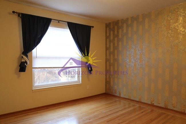 Building Photo - Unique 3 Bed 2 Bath + 2 bonus rooms 1,639 ...