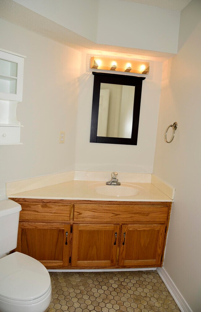 Building Photo - 311 Parkwood Pl