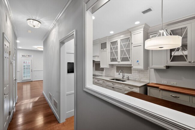 Building Photo - Old Town Alexandria Home | April Incentives Available