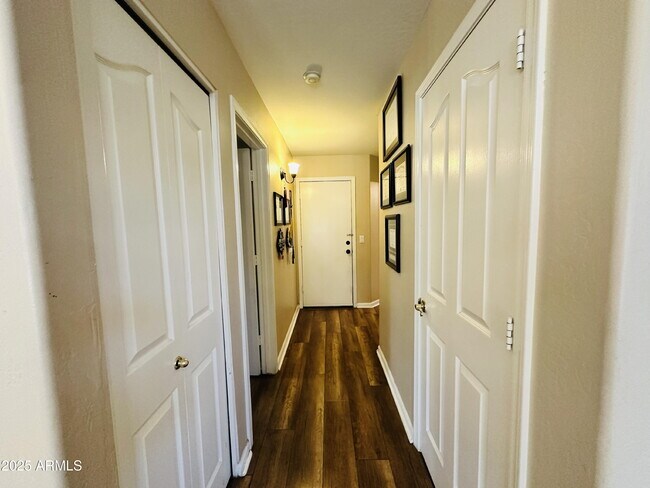 Building Photo - 727 W Mendoza Cir