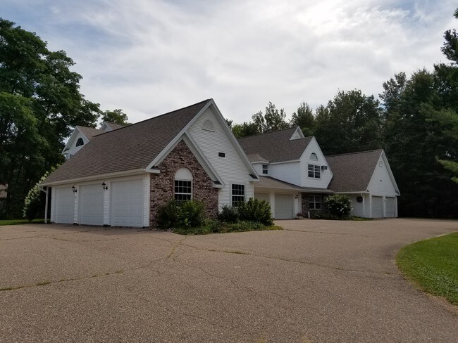 Building Photo - 3325 Echo Dells Ave