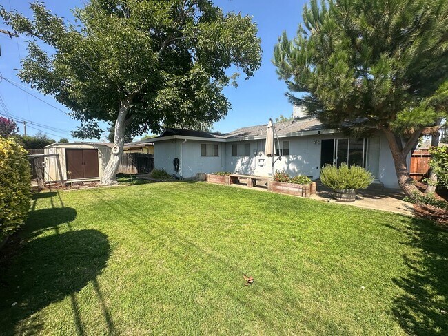 Building Photo - 4 Bedroom 2 Bathroom Home with Landscaped ...