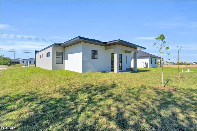 Building Photo - 1021 Chiquita Blvd N