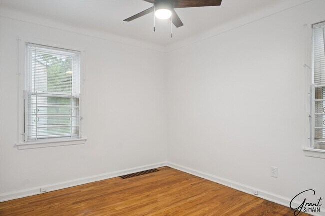 Building Photo - 3 bedroom $1200