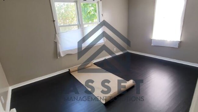 Building Photo - Cute 4 bedroom House