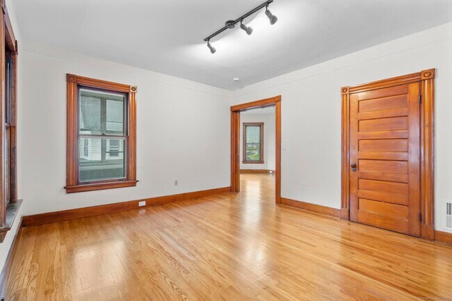 Building Photo - 32 Oak Ave