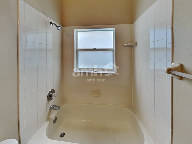 Building Photo - 15505 Martinmeadow Dr