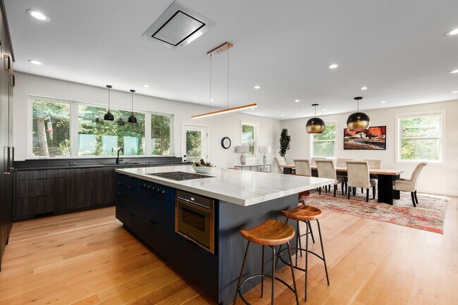 Building Photo - Stunning 5-Bedroom Modern Home with Panora...