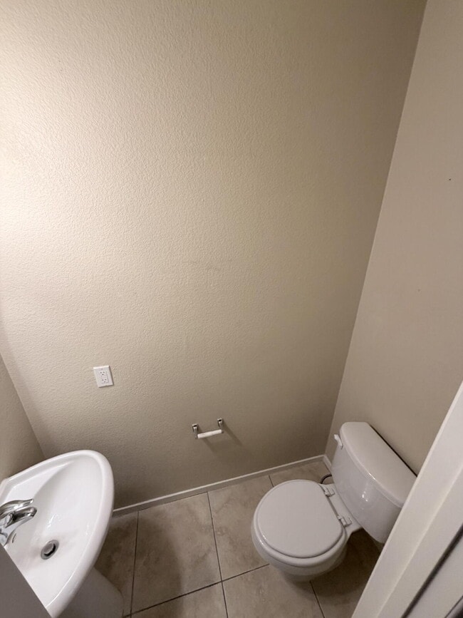 Building Photo - 3 bd 2.5 bath with LOFT