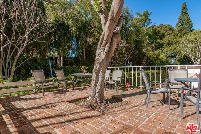 Building Photo - 5139 Balboa Blvd