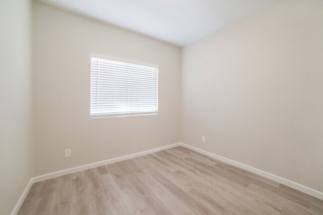 Building Photo - 907 N Red Rock St