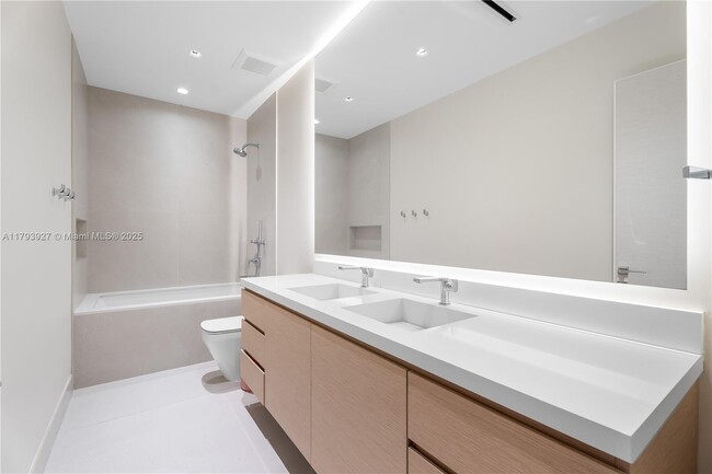 Building Photo - 2415 San Domingo St