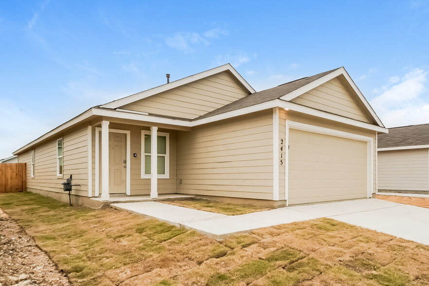 Building Photo - 2415 Lake Hls